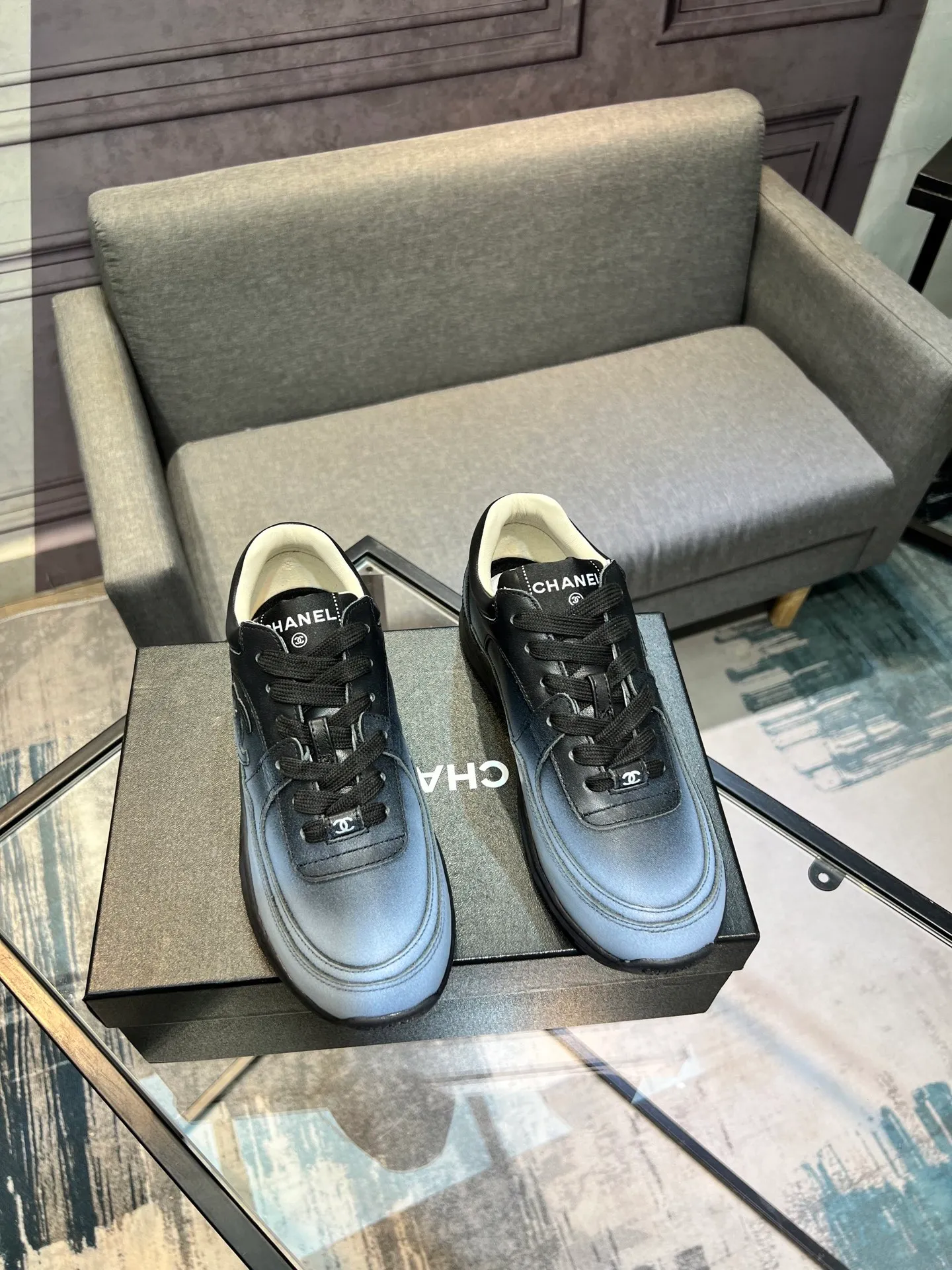 Men's men's shoes 💰660 Exclusive real shot (top version) CHANEL Chanel 2025ss color matching thick-soled casual sports shoes and sneakers. The counter is synchronized. The counter is very popular. A shoe that is very difficult to buy. The most popular thick-soled panda shoes on the Internet. It can be imagined that Xiaoxiang control can't miss it. It has both good looks and comfort. Simple and versatile white shoes. The thick sole increases the height and is super versatile. Close your eyes and wear it. Whoever wears it will look better. Upper: calfskin Lining: imported sheepskin lining Outsole: TPU original outsole Size: 35-44 (customized for women 41 and 40, and 45 for men)